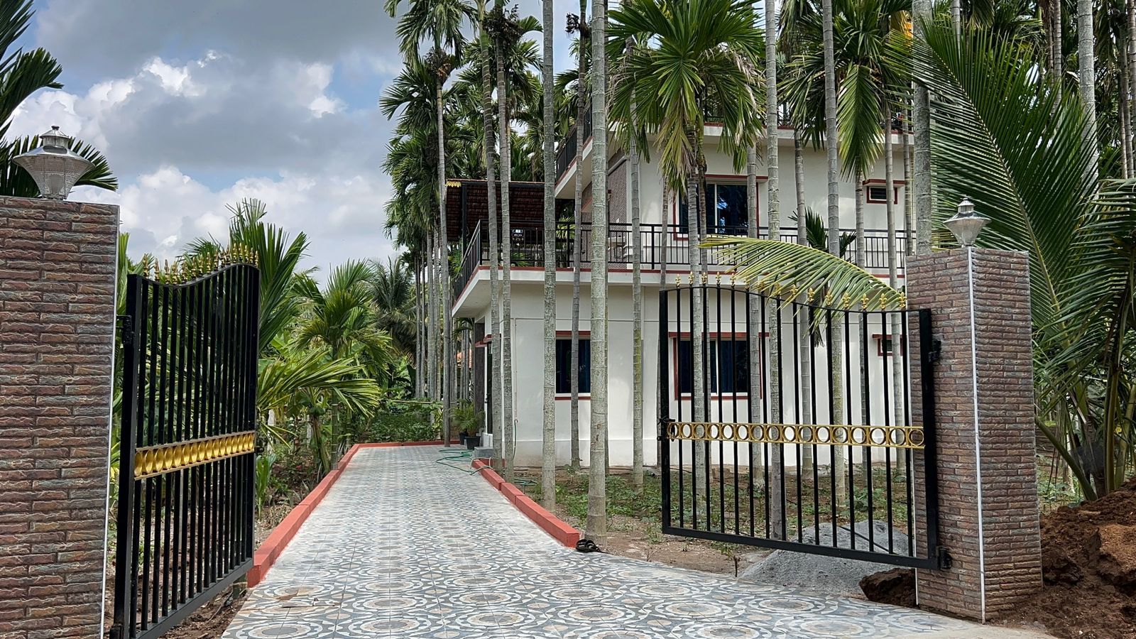 37 Guntas Farm House with Aerac.anut Trees for Sale @ Thondabhavi